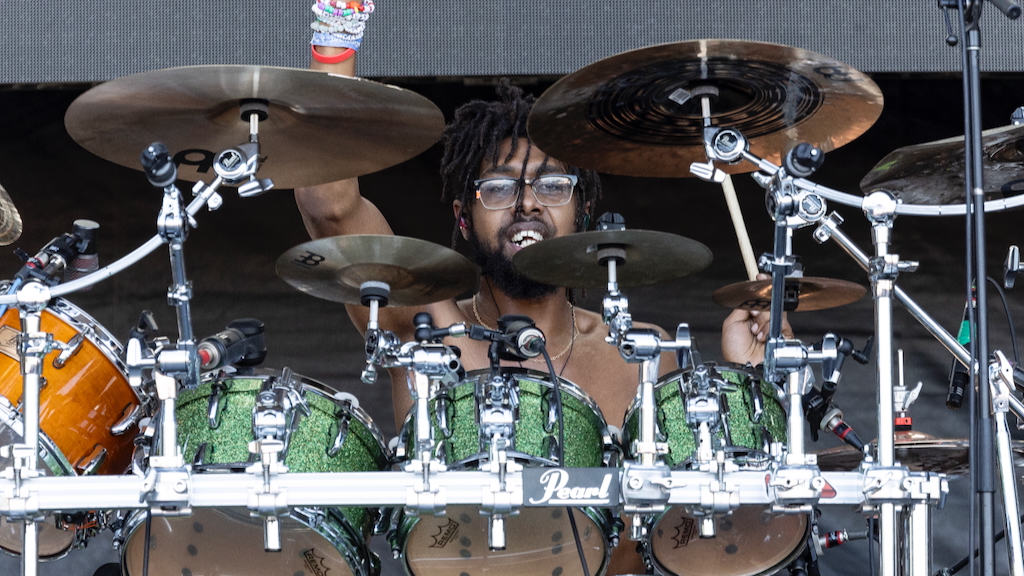 Der neue Suicidal Tendencies-Drummer Xavier Ware bei einem Bilmuri-Konzert während des Austin City Limits Music Festival am 10. Oktober 2025